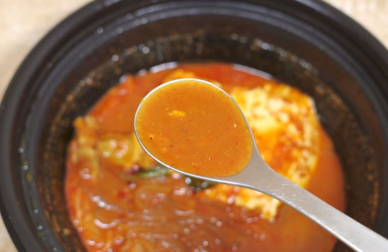 スープは塩気、旨味、甘味、辛味が順々に効いて、厳寒期にピッタリなウマさ！