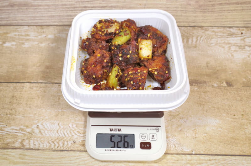 容器込みの「鉄板　辣子鶏からあげ弁当」の総重量は526g