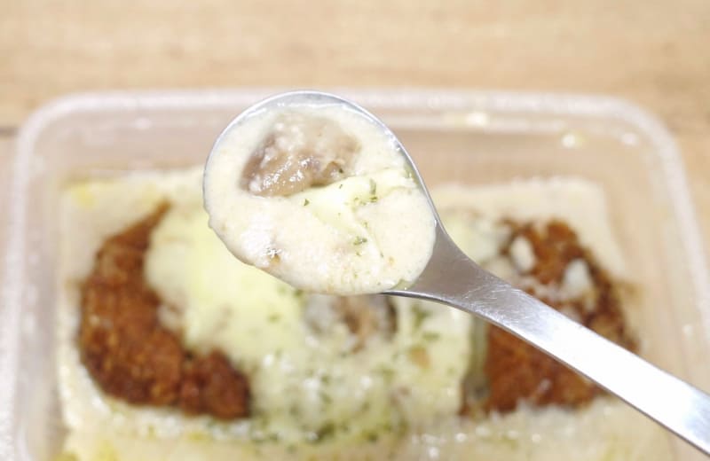 2種のチーズのクリームソースは、単体では塩辛さを感じるくらいに塩気パワフル！