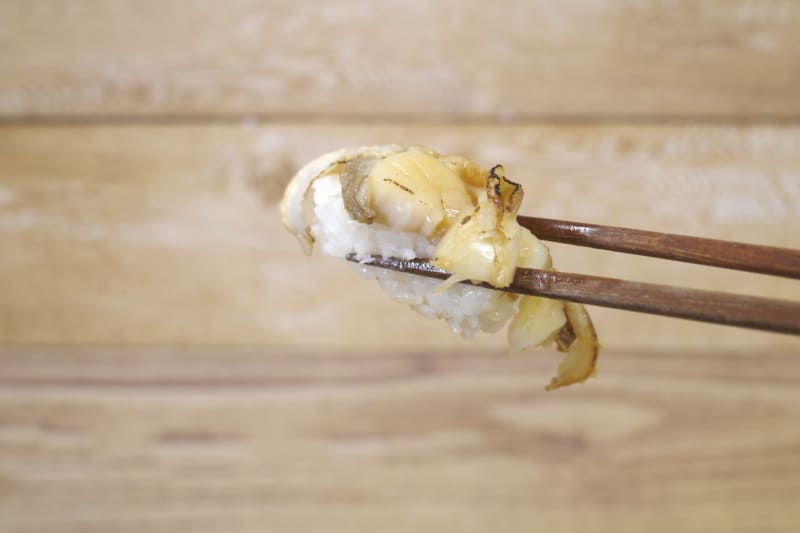 「青森県産大粒ほたて　焦がし醤油」は、貝柱と紐を組み合わせたことで飽きないウマさ！