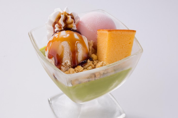 「桜黒糖アイスと抹茶プリンの春色サンデー」640円(税込)