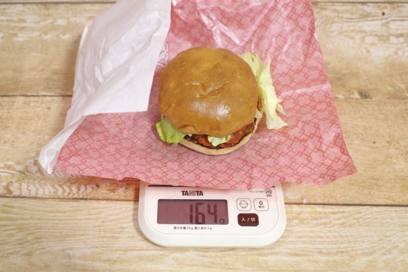 包み紙込みの「ヤンニョムチキンバーガー」の総重量は164g