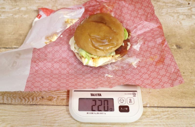 包み紙込みの「チーズ ヤンニョムチキンバーガー」の総重量は220g