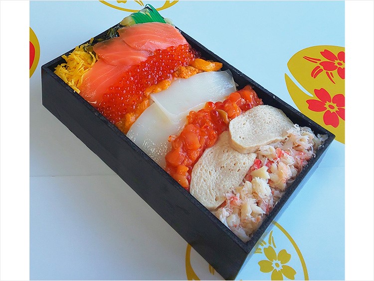 「＜札幌今井商店＞北海道と沖縄の四季彩弁当」1,899円(税込)