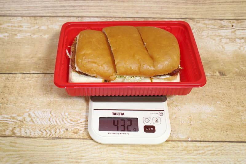 容器込みの「ヤンニョムチキンカツパン」の総重量は432g