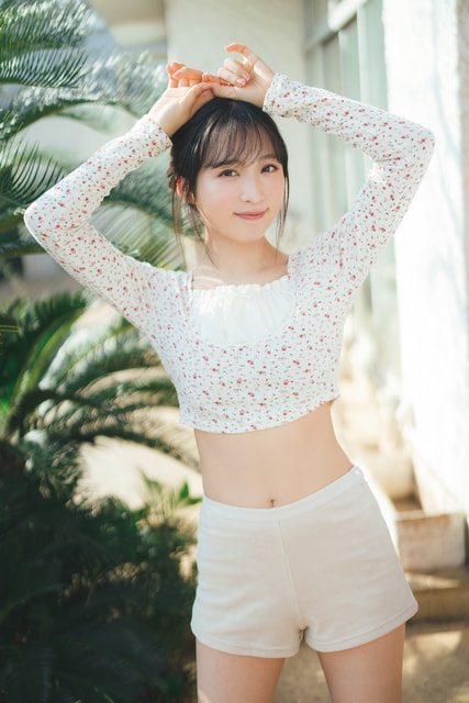 AKB48のエース“ゆいゆい”が21歳を迎え、かわいいだけじゃない、へそ出しでオトナ“ゆいゆい”を披露! 小栗有以が「FLASH」の表紙＆巻頭 ...