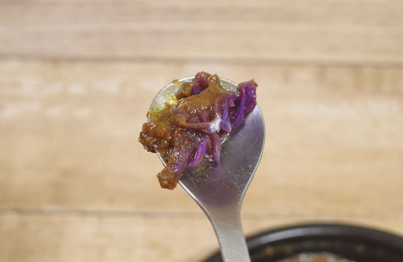 牛肉のスパイスカレーには紫キャベツのアチャールが必須！