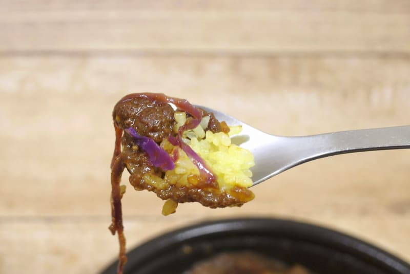 牛肉のスパイスカレーライスは、ご飯を介することで複雑なカレールーの風味が一体化してメチャウマ！