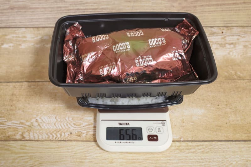 容器とご飯込みの「春野菜と燻製ベーコンのクリーム包み焼きハンバーグ(145g)」の総重量は656g