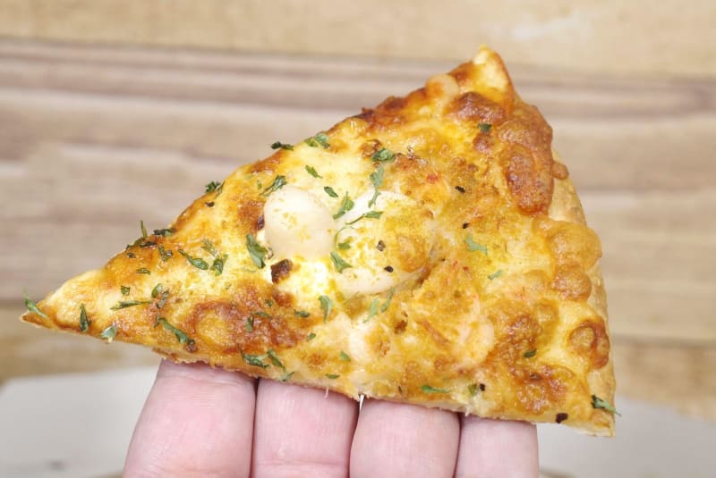 「ボッタルガと桜海老のシーフードピザ」は、具だくさんかつ塩気も強く感じるので、食事後半につまむことを推奨！