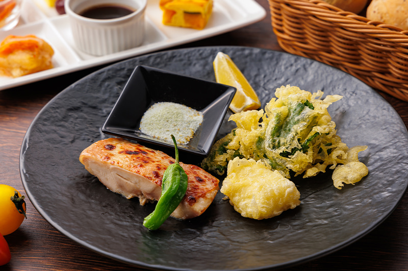 菜の花と白身魚の天ぷら 変わり塩を添えて