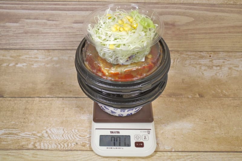 容器込みの「富士山豆腐の本格麻婆盛合せカルビ焼肉定食(大盛)」の総重量は771g