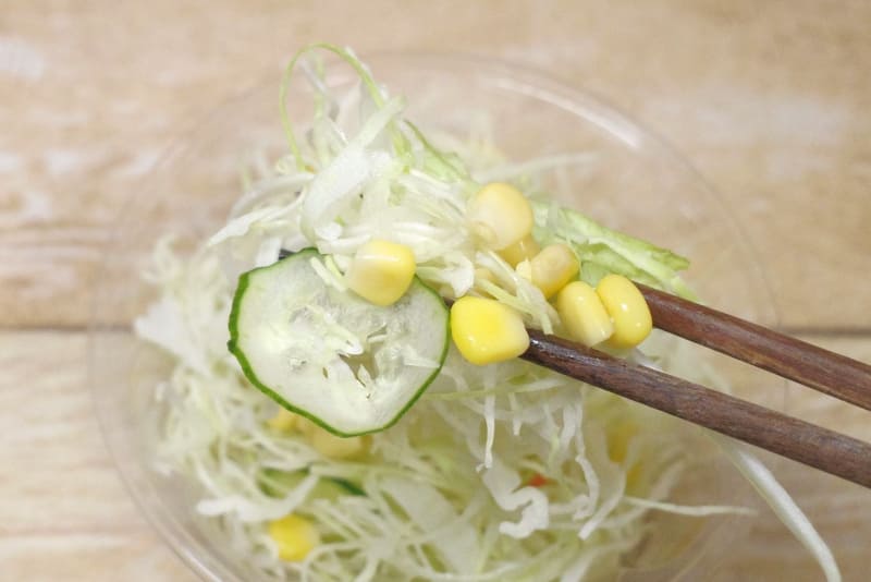 生野菜を使ったサラダで食事をFINISH！