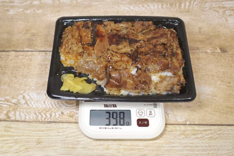 容器込みの「特製ダレの炙り焼牛カルビ重」の総重量は398g