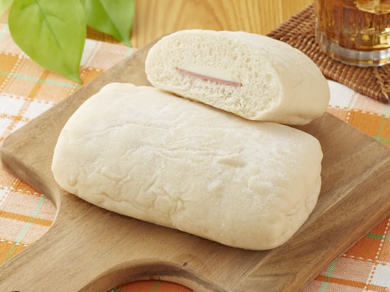 「ハムとチーズのパン(カマンベール風味) 15％増量」118円(税込)