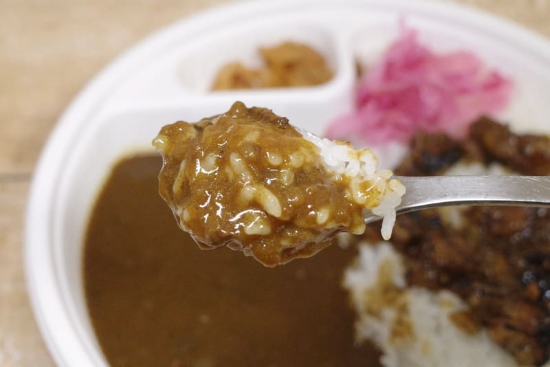 カレーライスとして味わうことで、カレールーの強烈な酸味が穏やかになる反面、旨味が堅実にUPする点が吉！