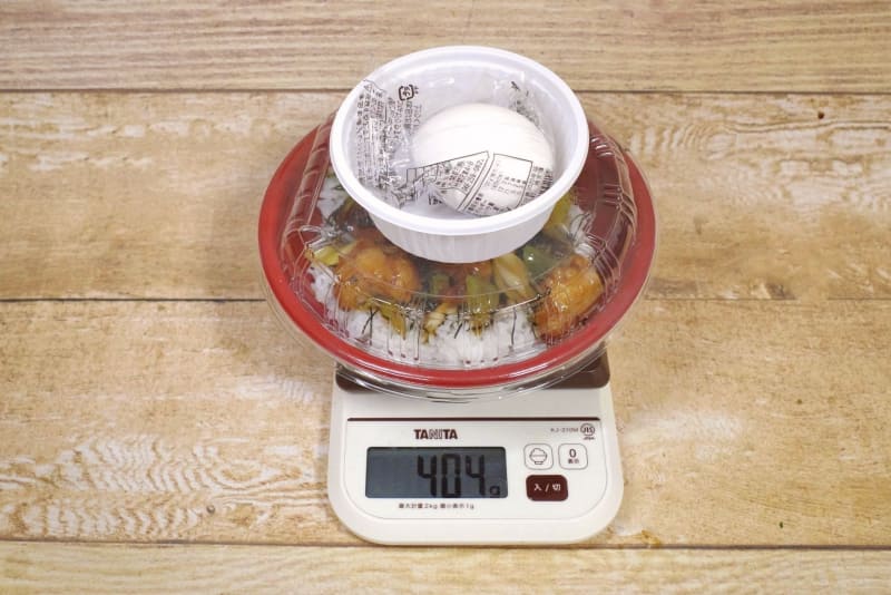 容器コミコミの「炭火焼き鳥丼(半熟玉子のせ)」の総重量は404g