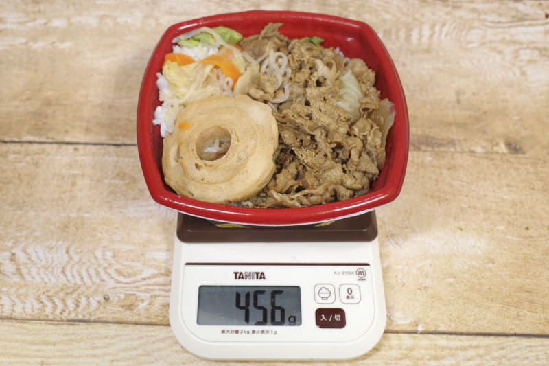 容器込みの「牛すき丼(ごはん 大盛)」の総重量は456g