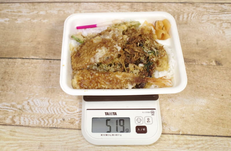 容器込みの「初夏天丼弁当(お新香付)」の総重量は519g