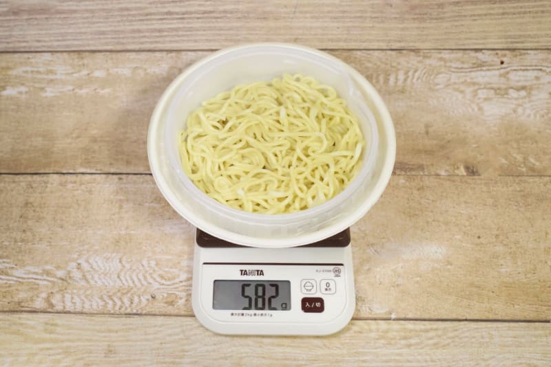容器込みの「麻婆麺」の総重量は582g