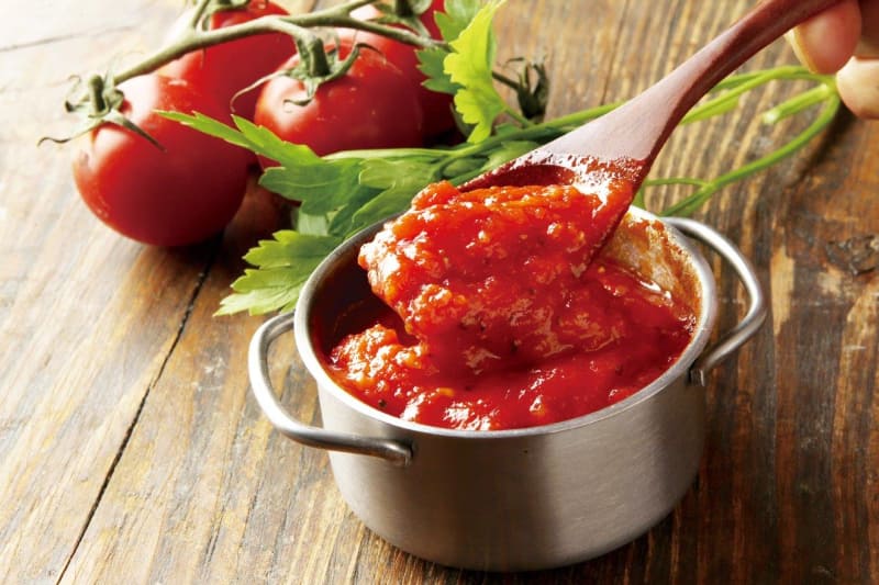 ほどよい酸味とフルーティーな甘みが特徴のピザーラがこだわり続けるトマトソースには、最も旬な時期に収穫したイタリア産の完熟ホールトマトが使われています