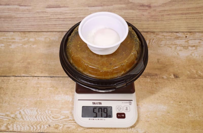 容器込みの「ねぎたっぷり牛肉スパイスカレー　選べる玉子セット(半熟玉子)」の総重量は579g