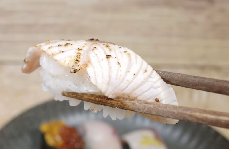 「九州産かんぱちレアステーキ」は、かんぱちの身よりも塩気とにんにくの味が立ってジャンクなウマさ！
