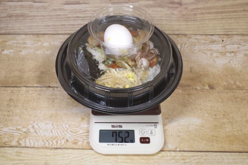容器込みの「海鮮オイスターソース炒め丼セット」の総重量は752g