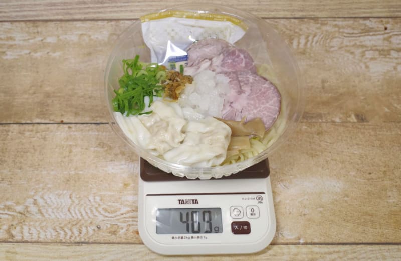 容器込みの「ワンタンチャーシュー盛り　冷し醤油まぜ麺」の総重量は469g