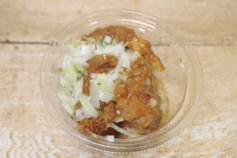「冷たいまま食べるねぎ盛り油淋鶏」は、熱々なイメージのある油淋鶏をあえてチルド化した惣菜メニュー！