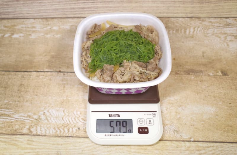 容器込みの「たっぷりめかぶ牛丼(大盛)」の総重量は579g