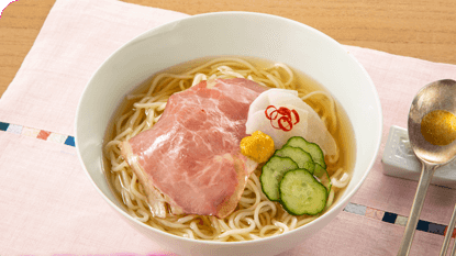 「ハヌリ監修 贅沢ローストビーフの牛骨スープ冷麺」570円(税込)