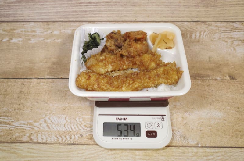 容器込みの「たれづけ 大江戸天丼弁当(お新香付)」の総重量は534g