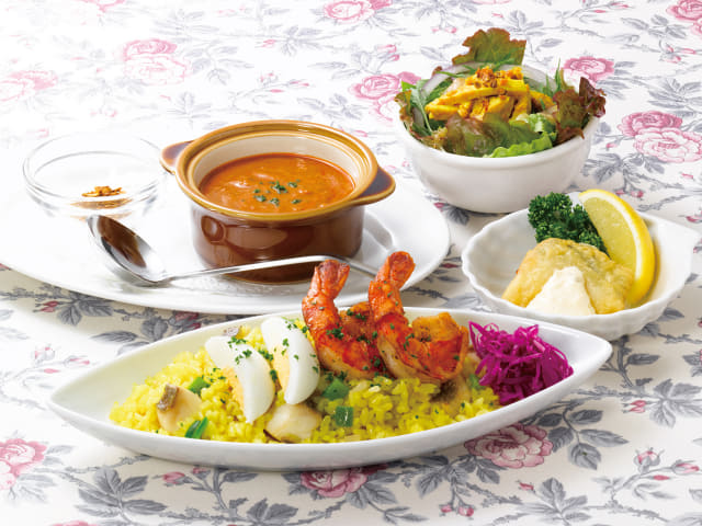 英国の伝統料理や“ブリティッシュパブ”の雰囲気あふれるメニューが味わえる「美味しい英国」、世界各国料理をアレンジしたロイヤルホストの