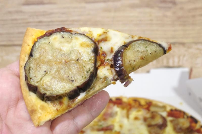 「復刻シシリア風ピザ」は、ナスの苦味と特製ミートソースの旨味がピザ生地にマッチしてウマウマ！
