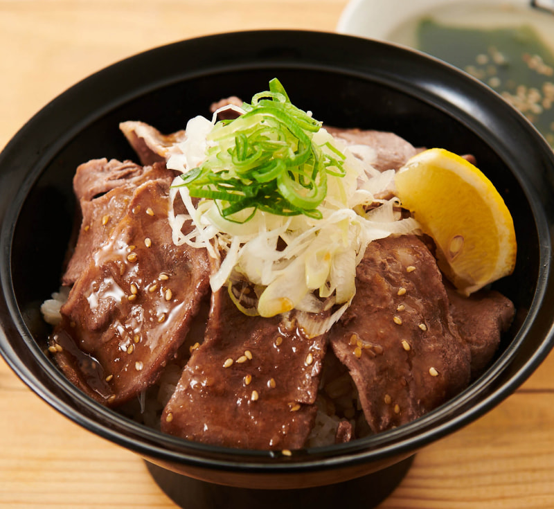 「ねぎ塩豚タン丼」　790円(税込869円)