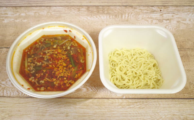 「餃子の王将 台湾ラーメン」は、麺とスープの容器が分かれているので、自宅でも麺が伸びにくいのが吉！