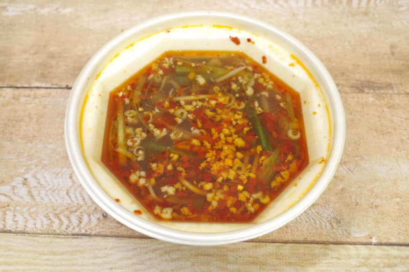 「餃子の王将 台湾ラーメン」のスープはメチャ辛そうなビジュアル！