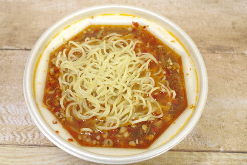 スープをこぼさないようにゆっくりと麺をIN