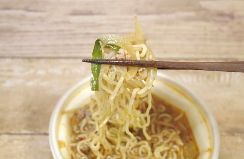 スープを吸い込んだ麺に玉ねぎ、ひき肉、ニラを絡めて食事をフィニッシュ！