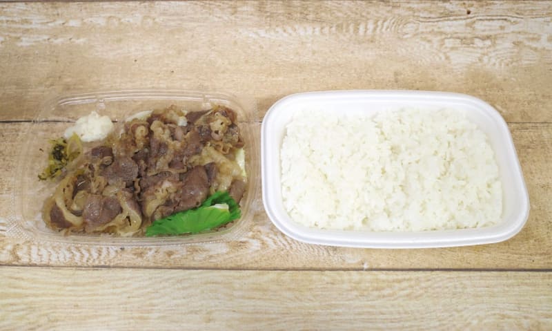 「～キャベツたっぷり～Wビーフレモン弁当」は、おかずとご飯の容器が分かれています！