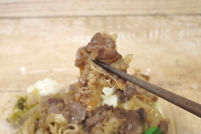 牛肉は脂身の旨味が強いところに、タレの甘さが加算されて即ご飯が欲しくなります！