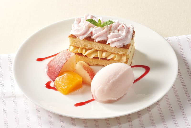 「桃とマンゴーのレアチーズムースケーキ」549円(税込)