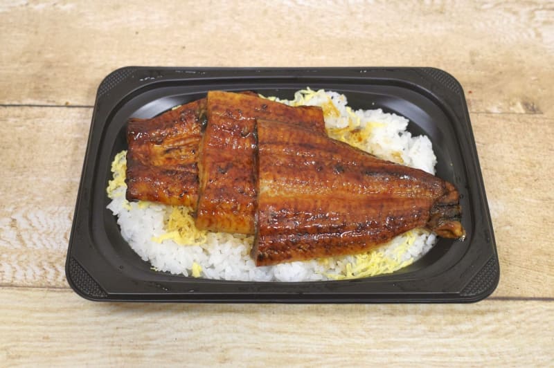 「うなぎ一匹極み弁当」には、うなぎの蒲焼が3枚もIN!