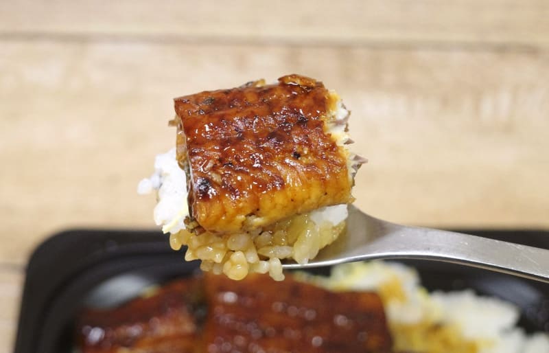 爆発的に旨味が広がるうなぎの蒲焼と、錦糸玉子をあしらったご飯との相性は良好！