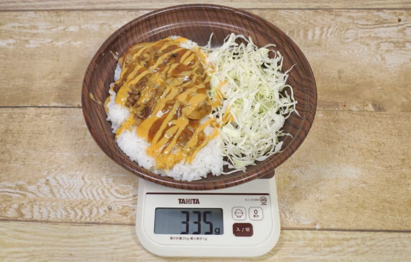 容器込みの「チキンケバブライス」の総重量は335g