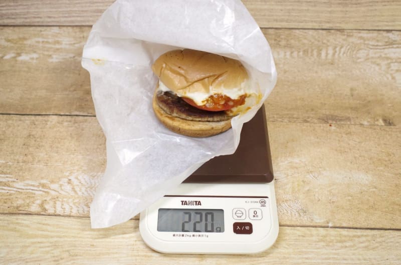 包み紙込みの「白いモスバーガー」の総重量は220g