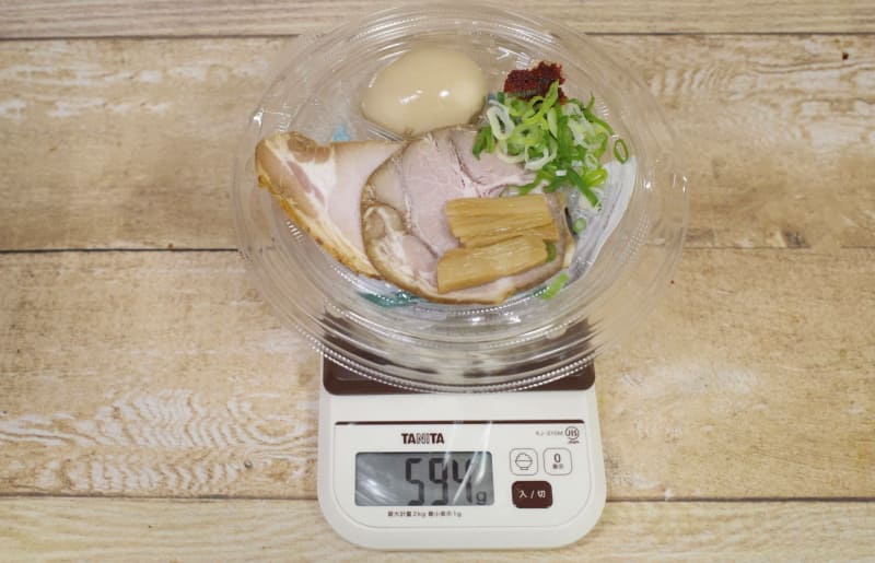 容器込みの「とみ田監修 濃厚豚骨魚介 冷しつけ麺」の総重量は594g