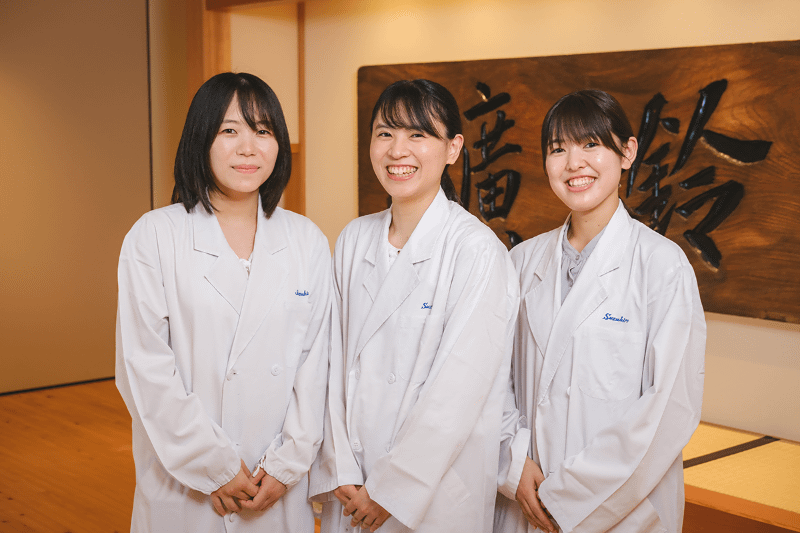 研究開発課　左：堀口 綾美さん、中央：佐々木 理乃さん、右：小川 あやのさん