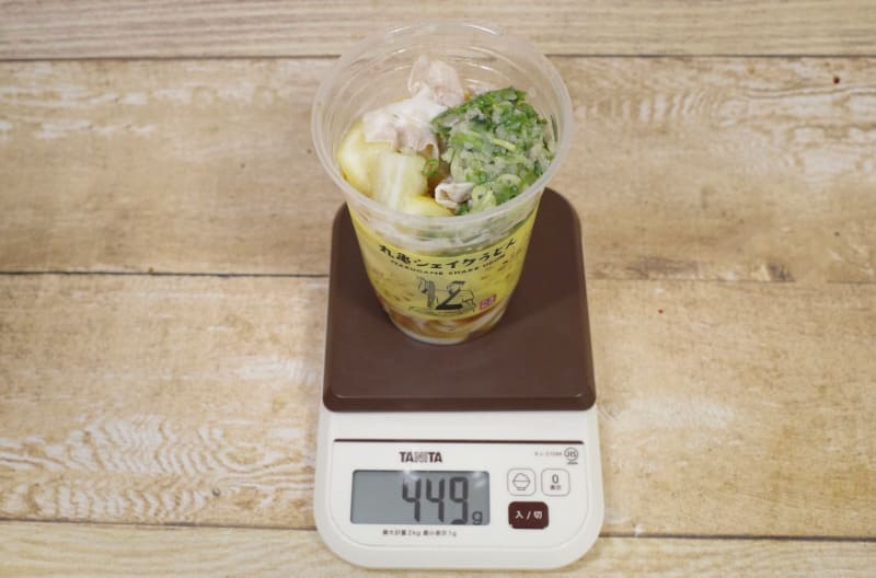 容器込みの「凍らせレモンのねぎ塩豚しゃぶぶっかけうどん」の総重量は449g